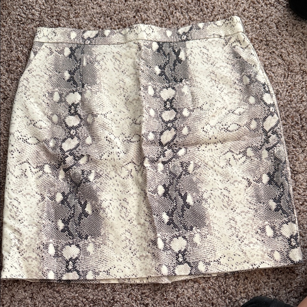 Gianni Bini Black and Cream Snake Print Mini Skirt size 12